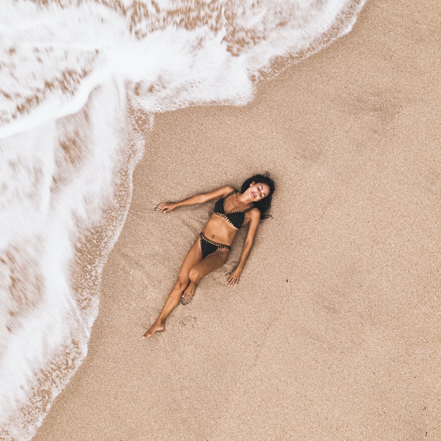 Séjour développement personnel, une femme se repose à la plage